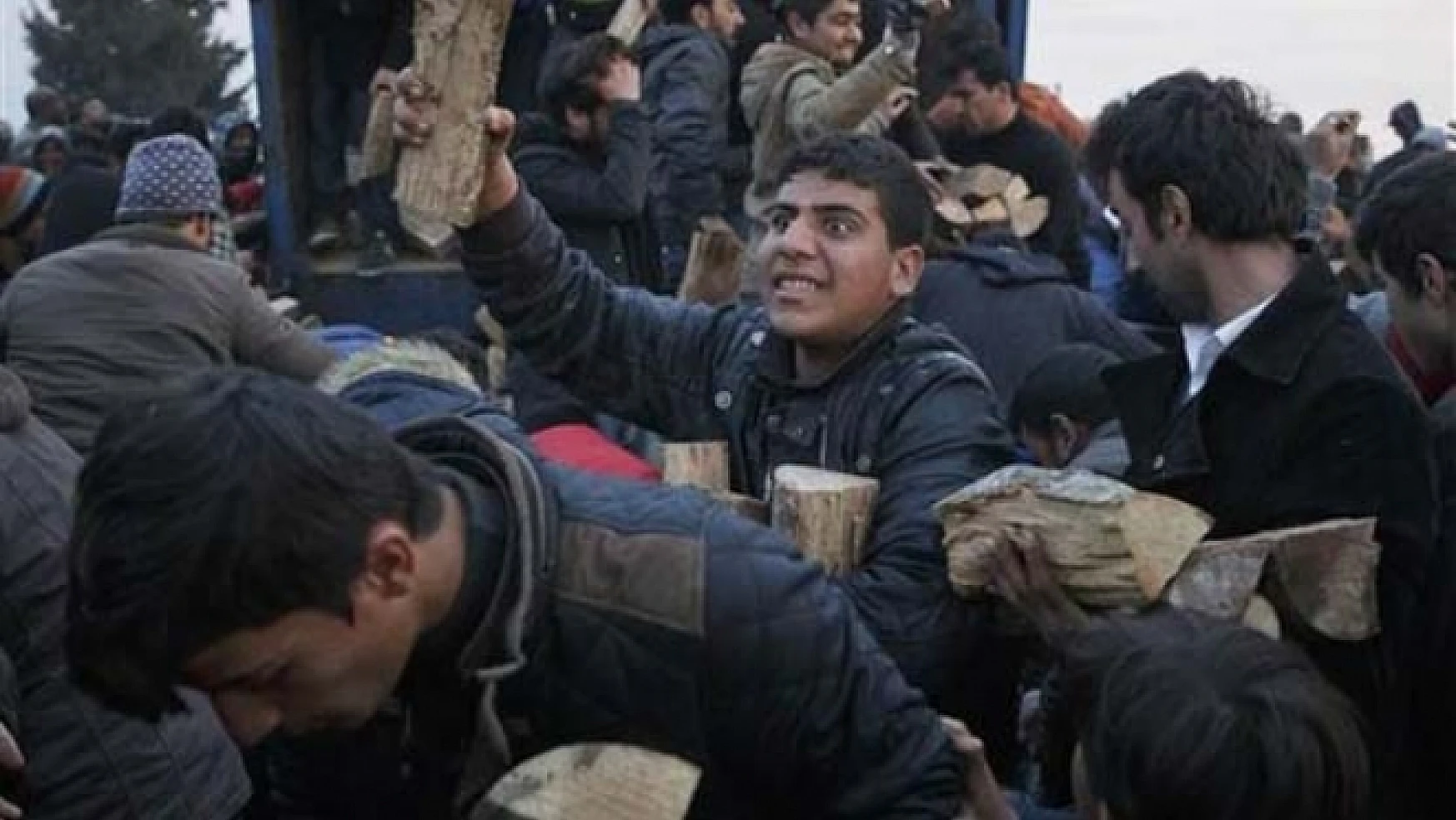 Sınırdaki göçmen kampında odun izdihamı