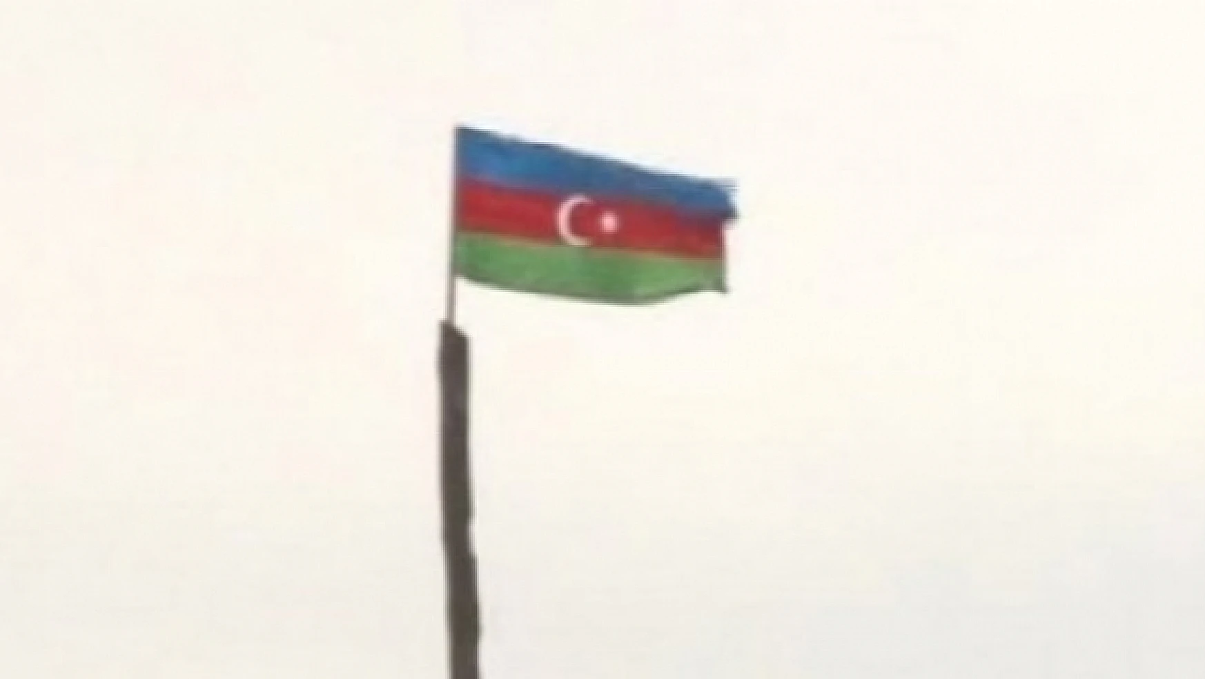 24 yıl sonra Azeri bayrağı