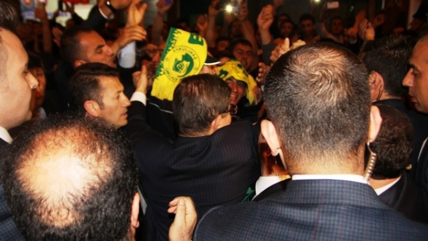 Başbakan Davutoğlu Şanlıurfa'da ezilme tehlikesi geçirdi