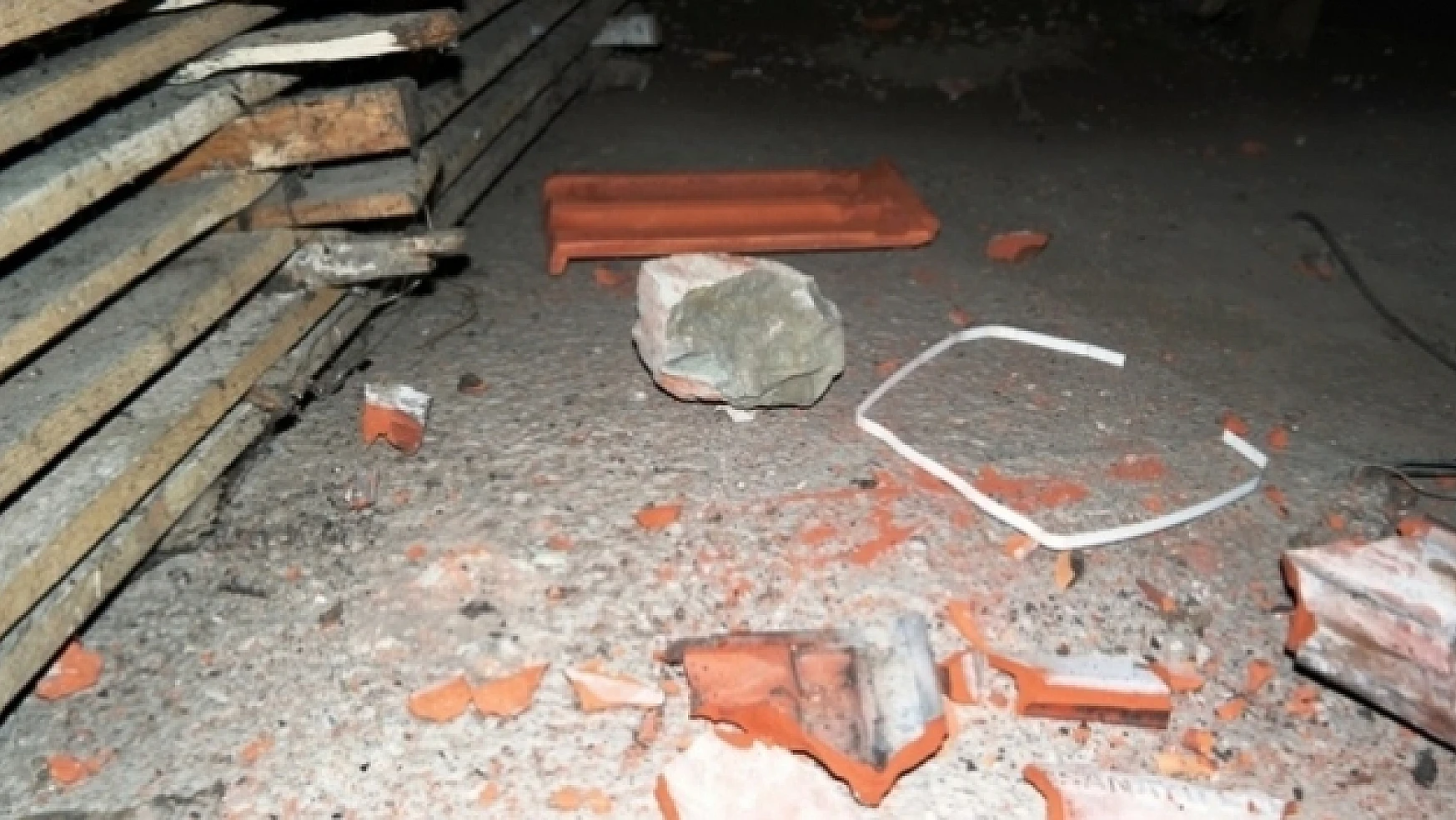 Patlatılan kayaların parçaları evlere isabet etti