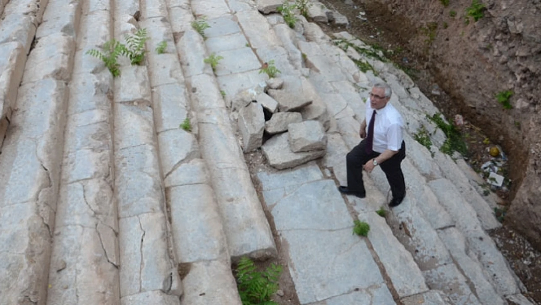 Türkiyenin 2. Efesi toprak altında bekliyor