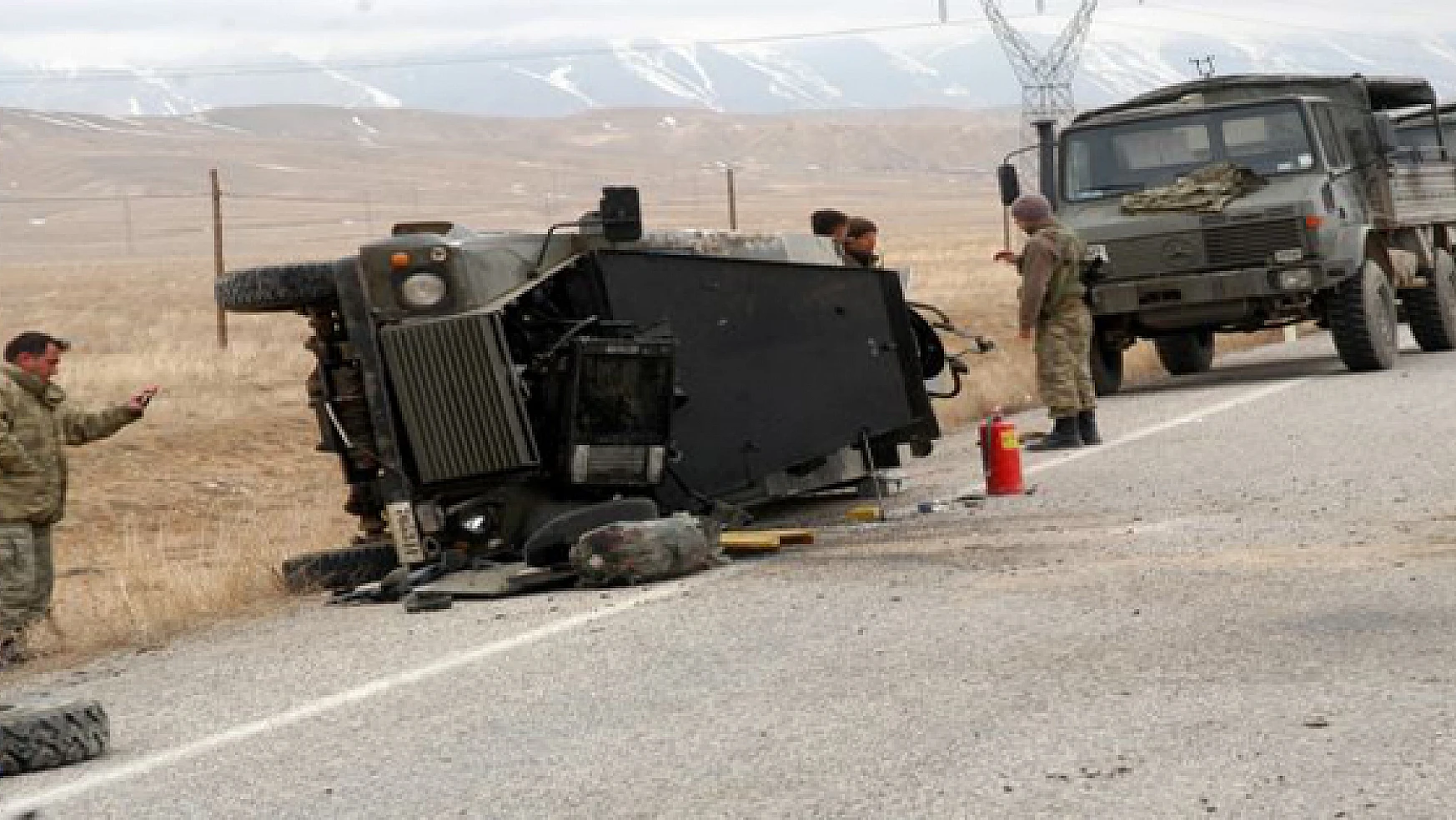  Başkale'de askeri araç devrildi: 2 yaralı