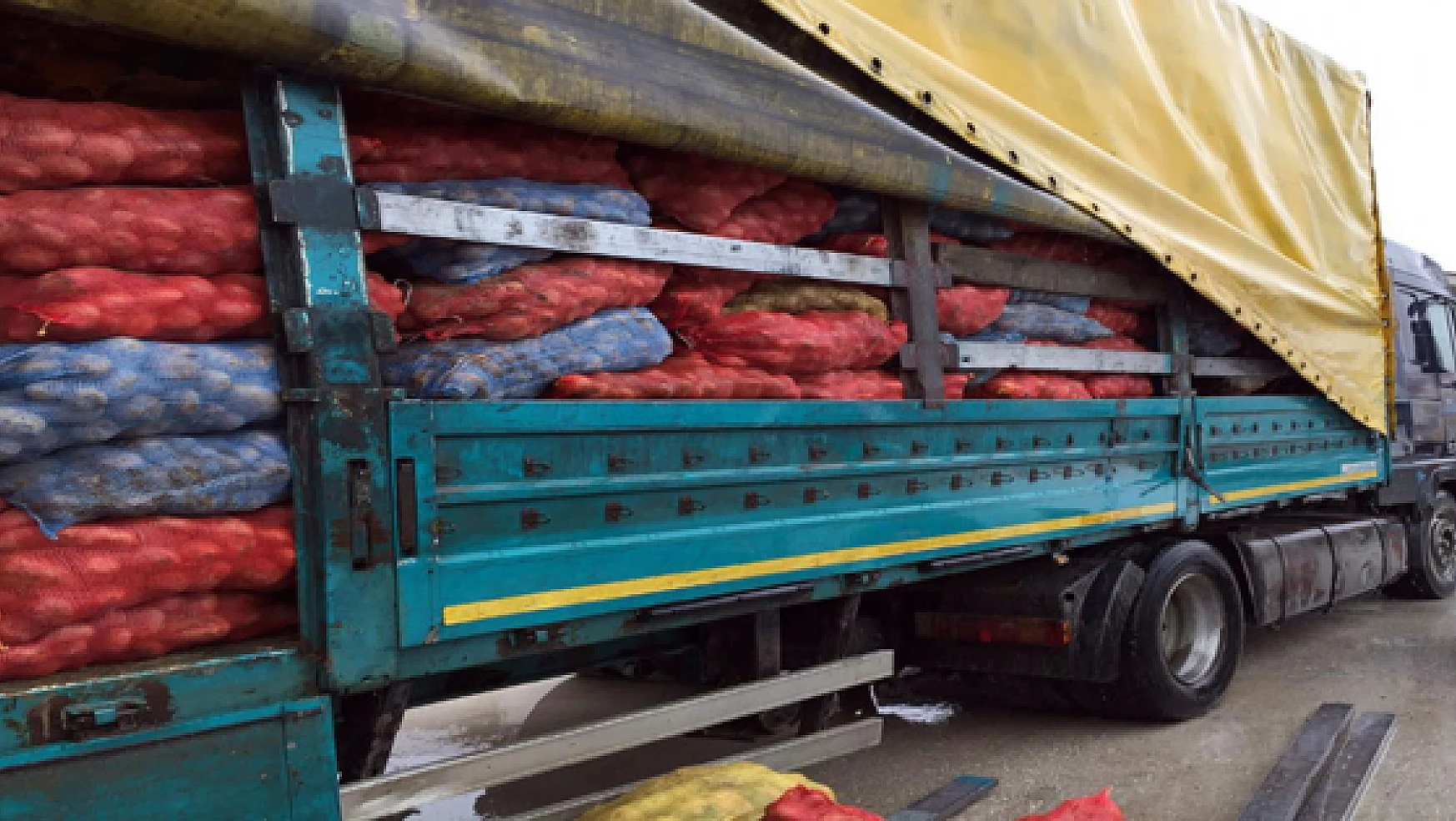 Patates yüklü kamyonla sigara kaçakçılığı