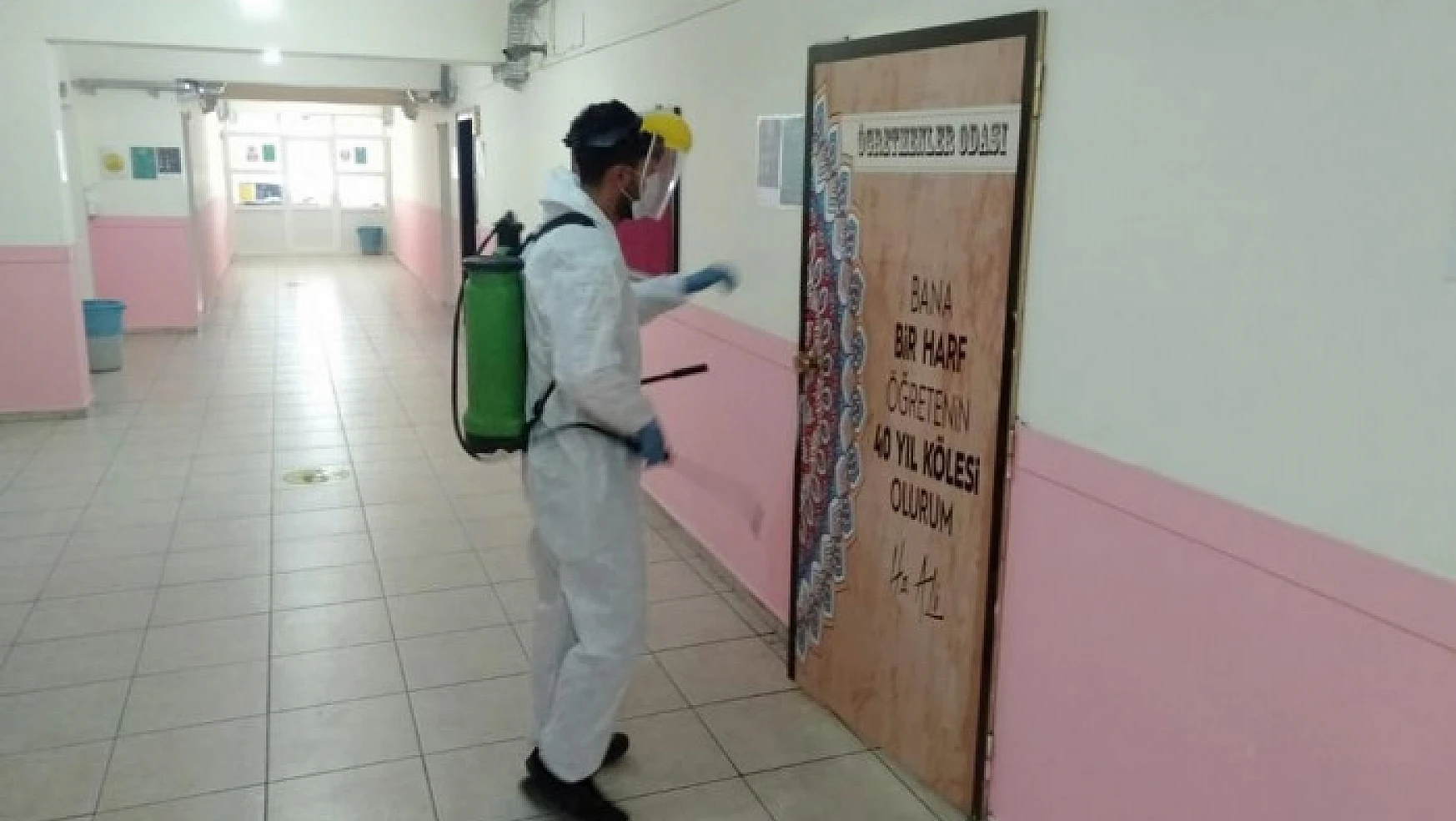 Çaldıran Belediyesi okulları dezenfekte ediyor