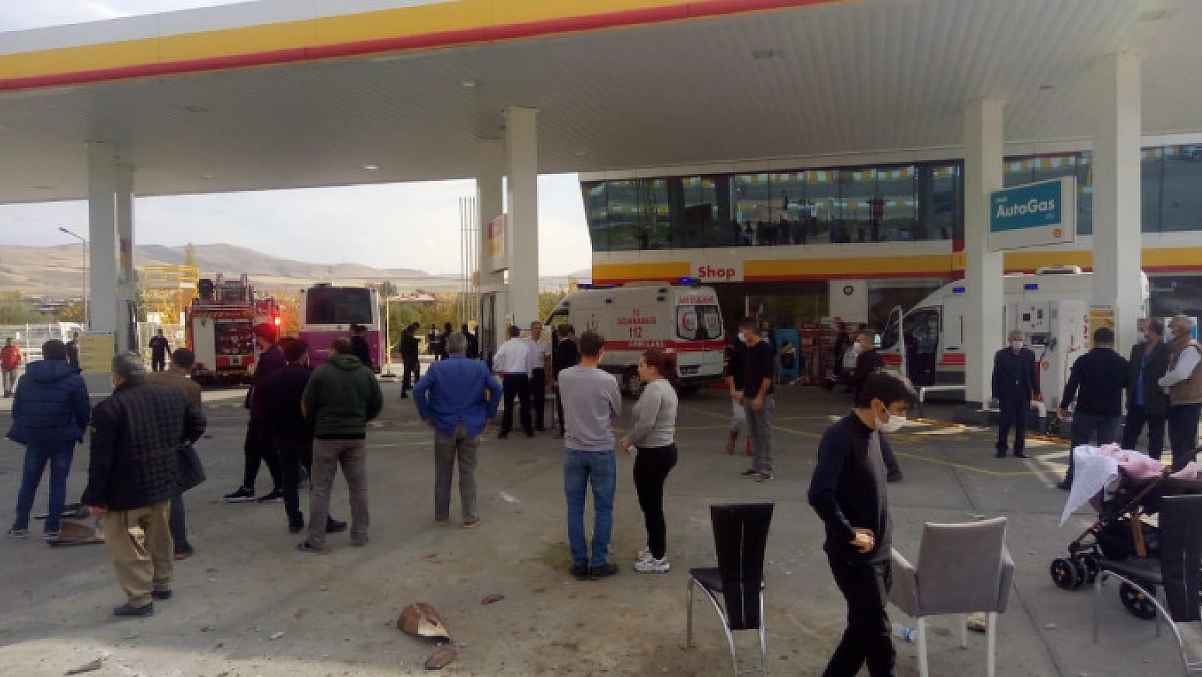 Van'da belediye otobüsü petrol istasyonuna daldı: 10 yaralı