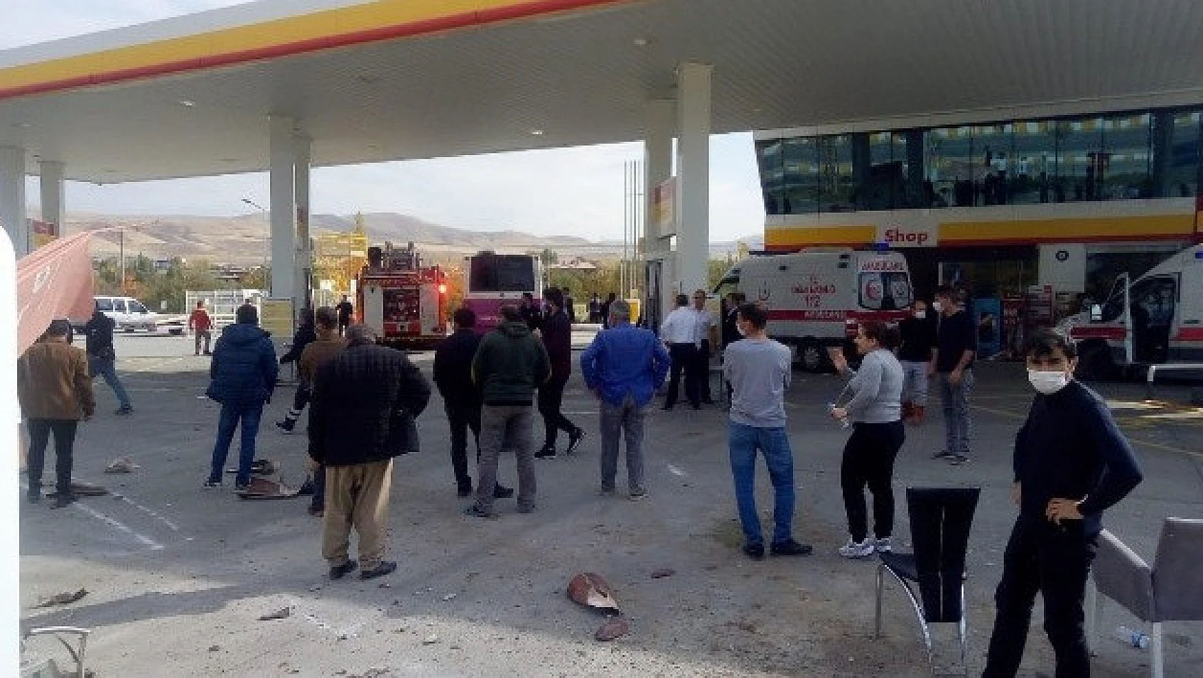 Van'da belediye otobüsü petrol istasyonuna daldı: 10 yaralı