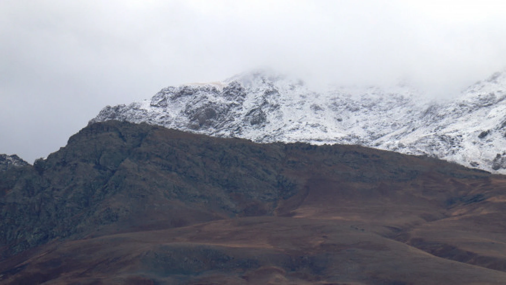 Erek Dağı'na mevsimin ilk karı yağdı