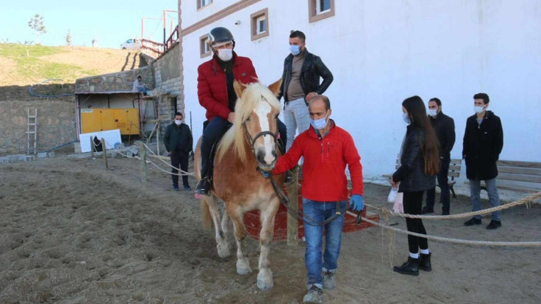 Edremit'te öğretmenler at binme heyecanı yaşadı