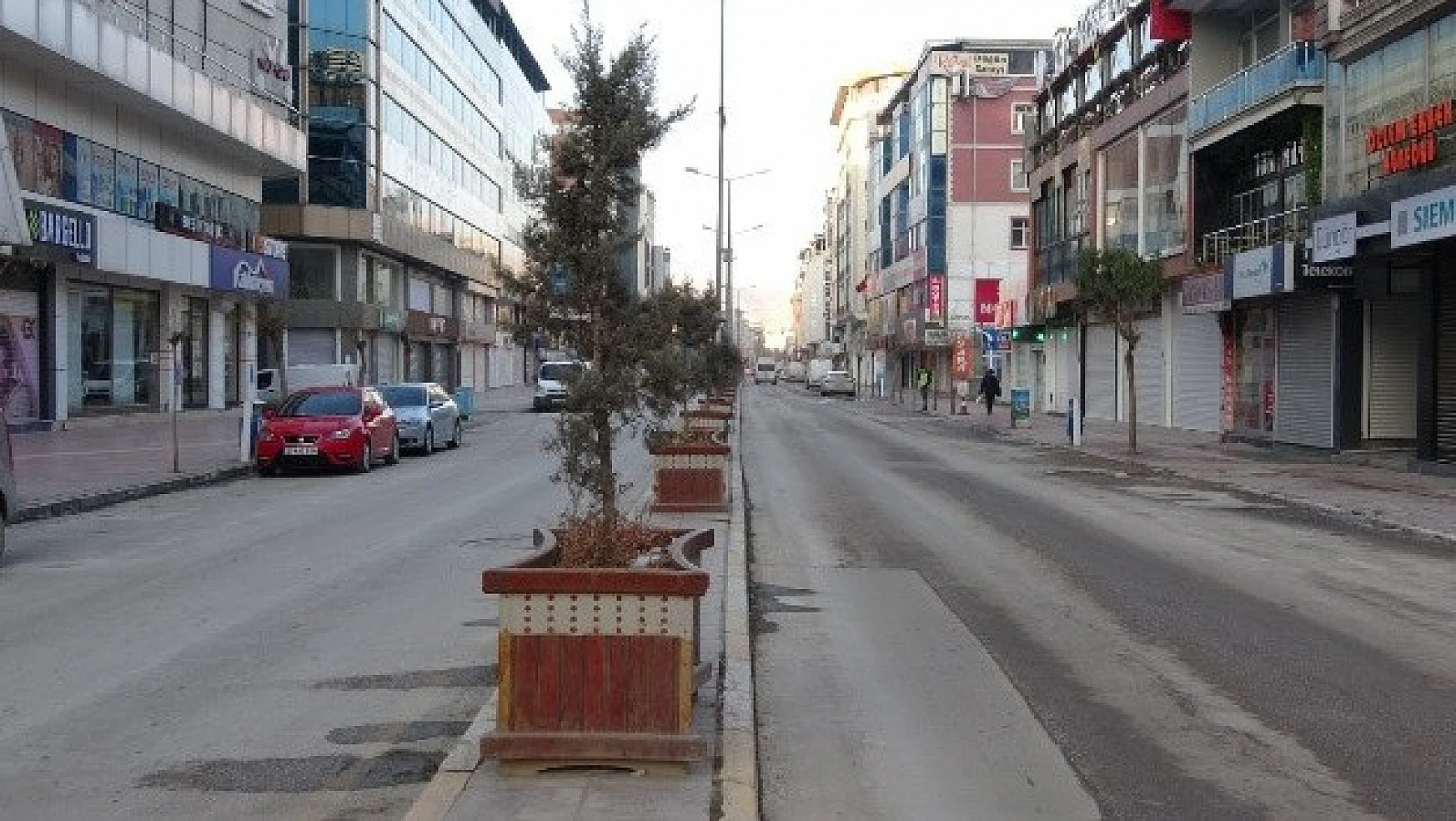    Van'da 2021 yılının ilk gününde cadde ve sokaklar boş kaldı