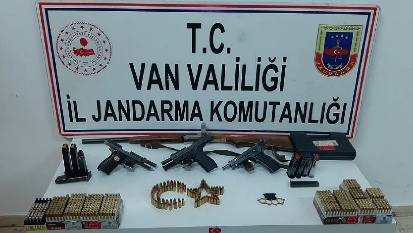 Erciş'te çok sayıda kaçak silah ve mühimmat ele geçirildi