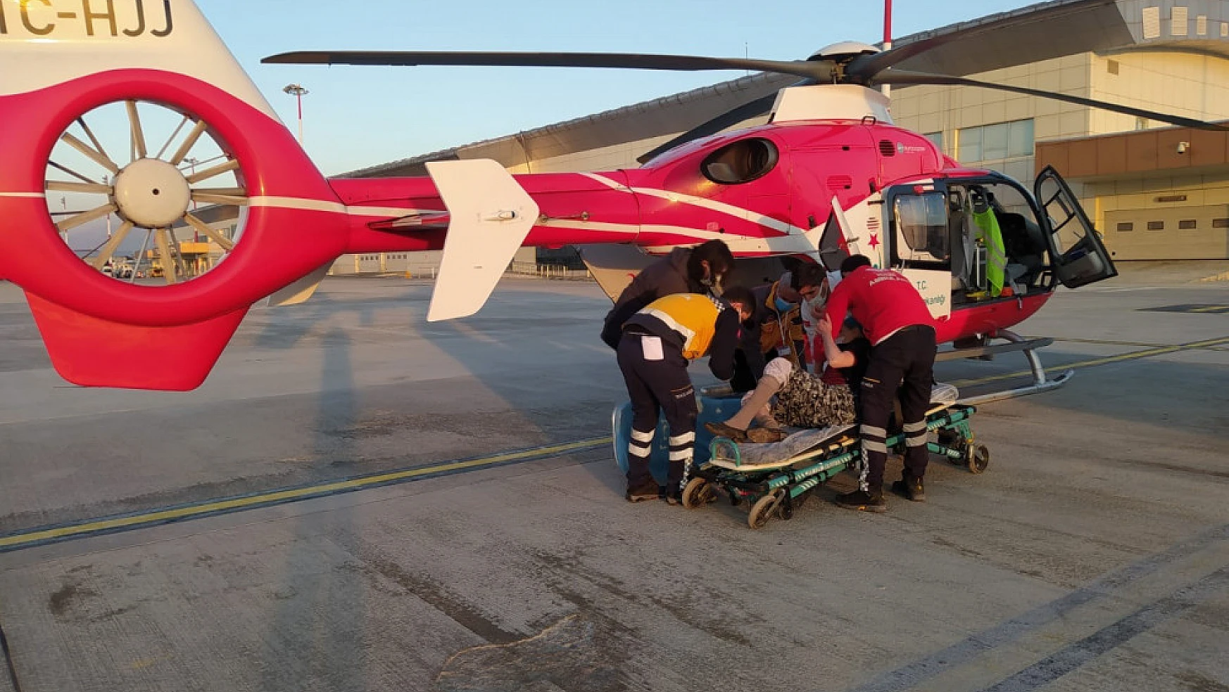 Ambulans helikopter hastalar için havalandı