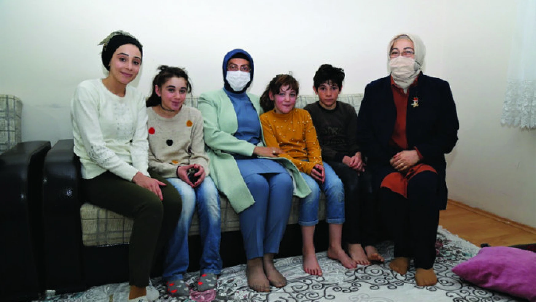 Vali Bilmez'in eşinden depremzede aileye ziyaret