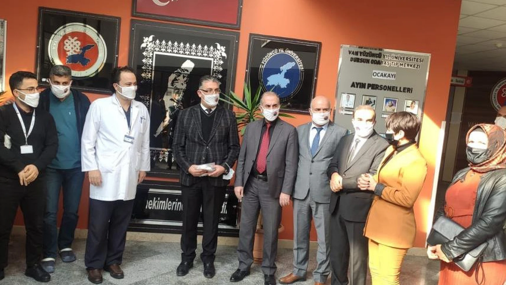 Tuşba Maske Üretim Merkezinden YYÜ'ye maske desteği