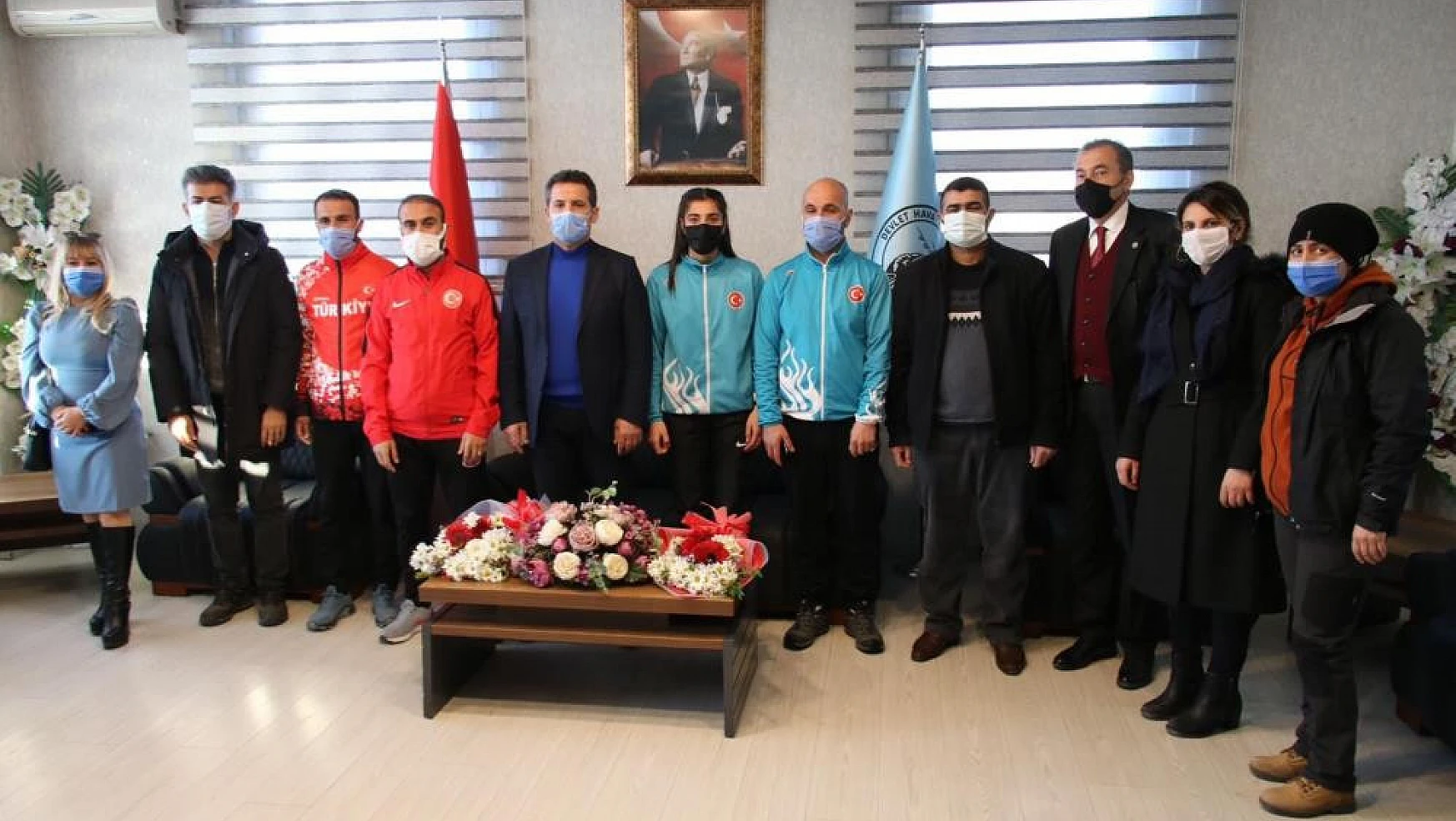 Türkiye rekortmeni milli atlet  Vanlı Nevin İnce çiçeklerle karşılandı