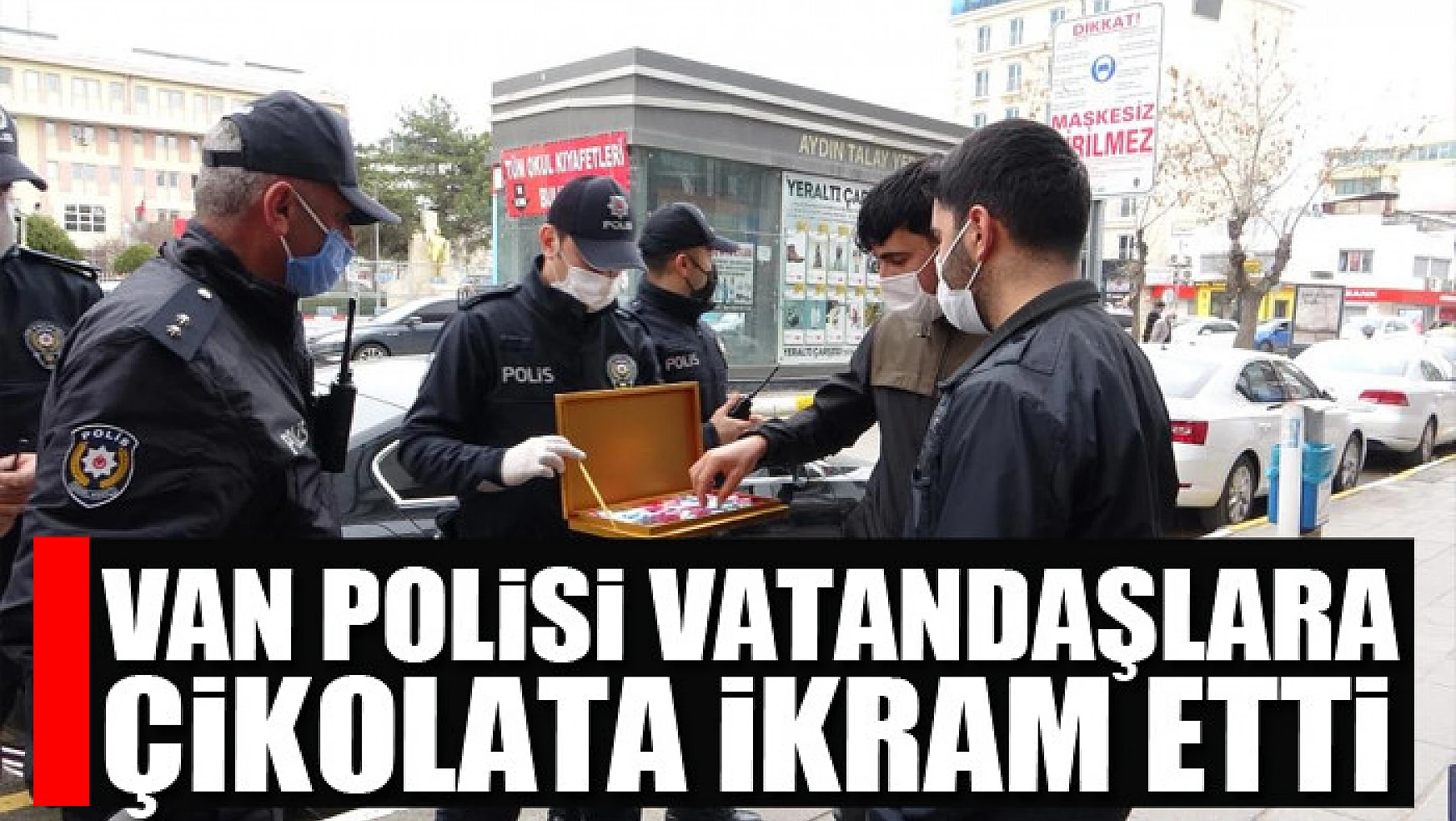 Van polisi vatandaşlara çikolata ikram etti