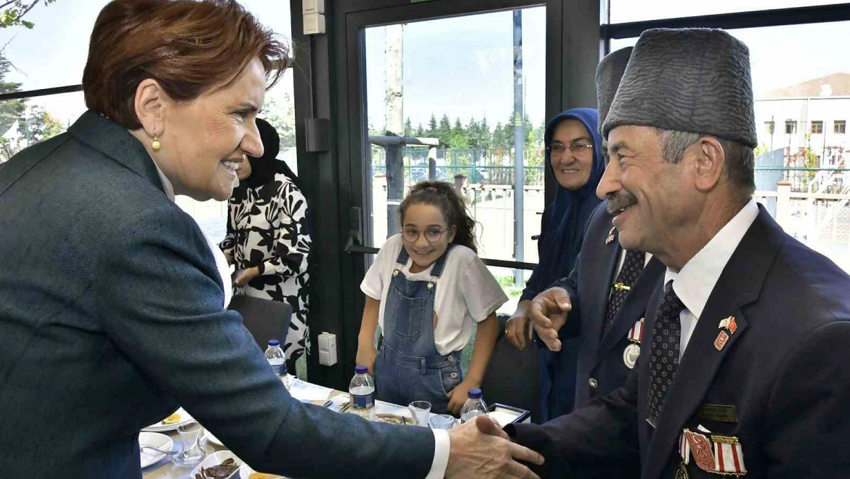 Akşener, gazilerle bir araya geldi