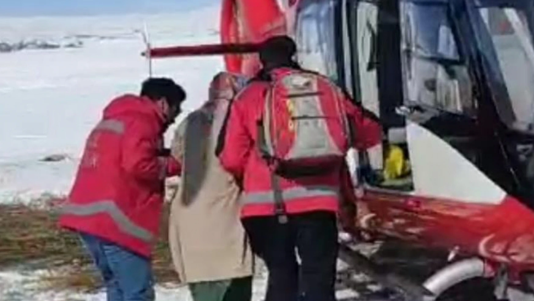 Ambulans helikopter kadın hasta için havalandı
