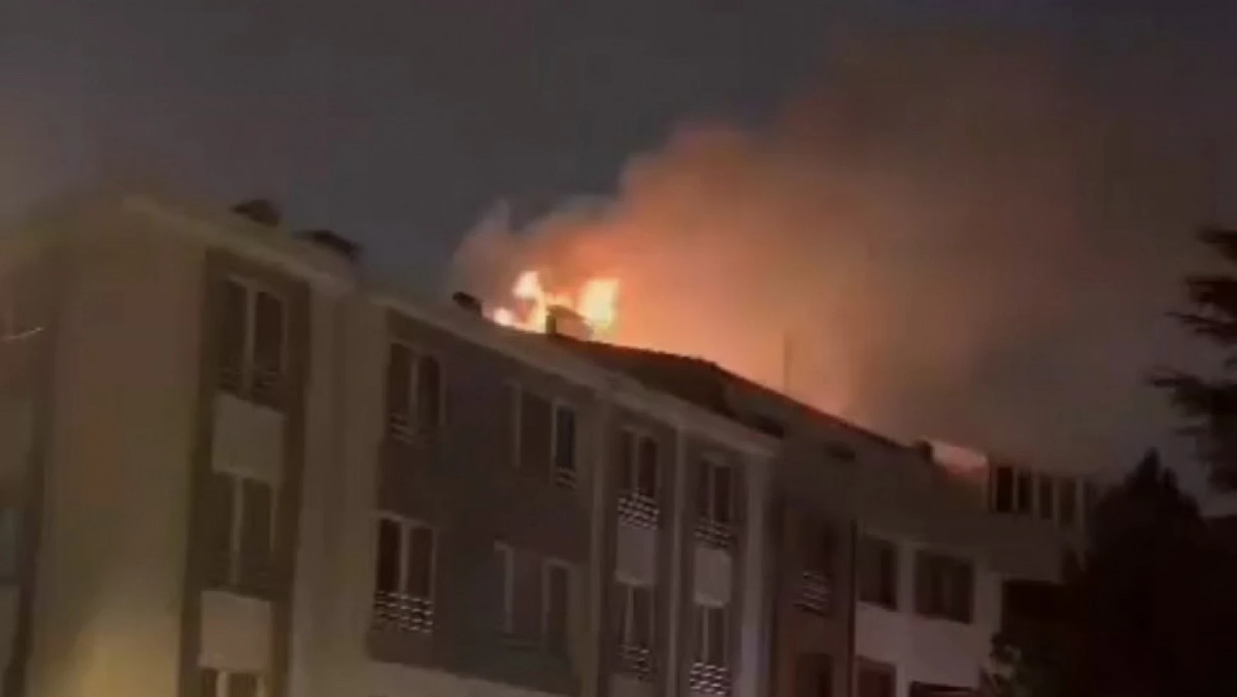 Apartmanın çatı katında korkutan yangın