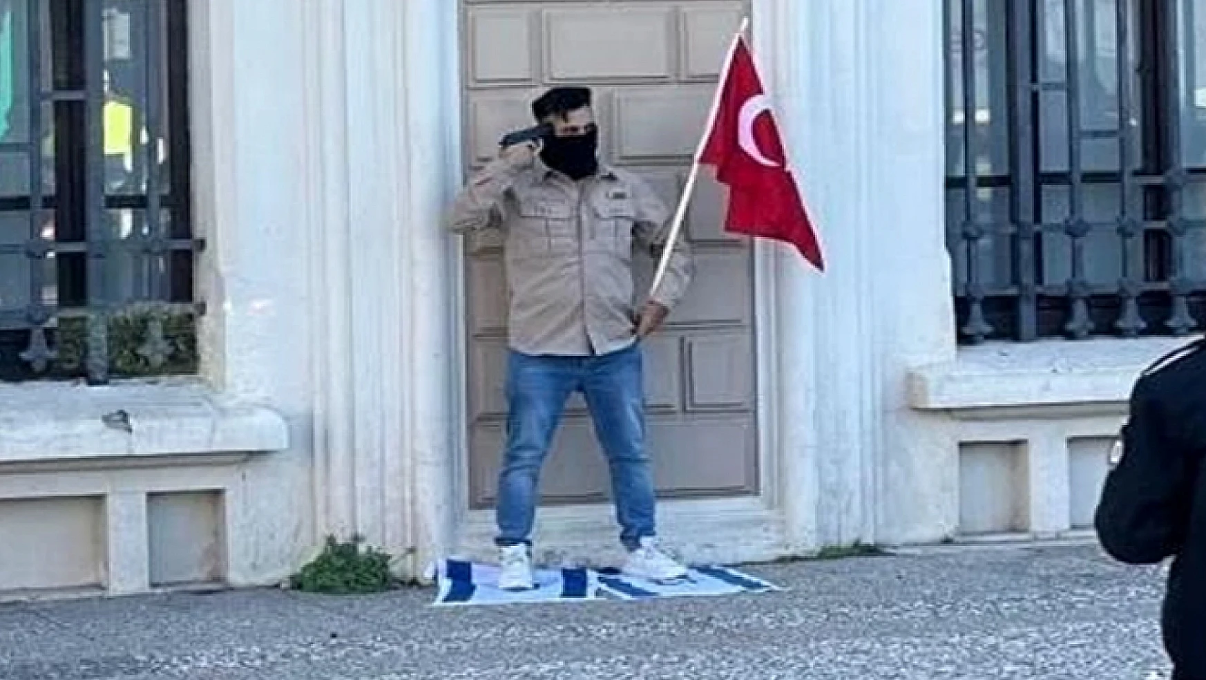 Bir garip intihar girişimi! Elinde Türk bayrağı ayağının altında İsrail bayrağı