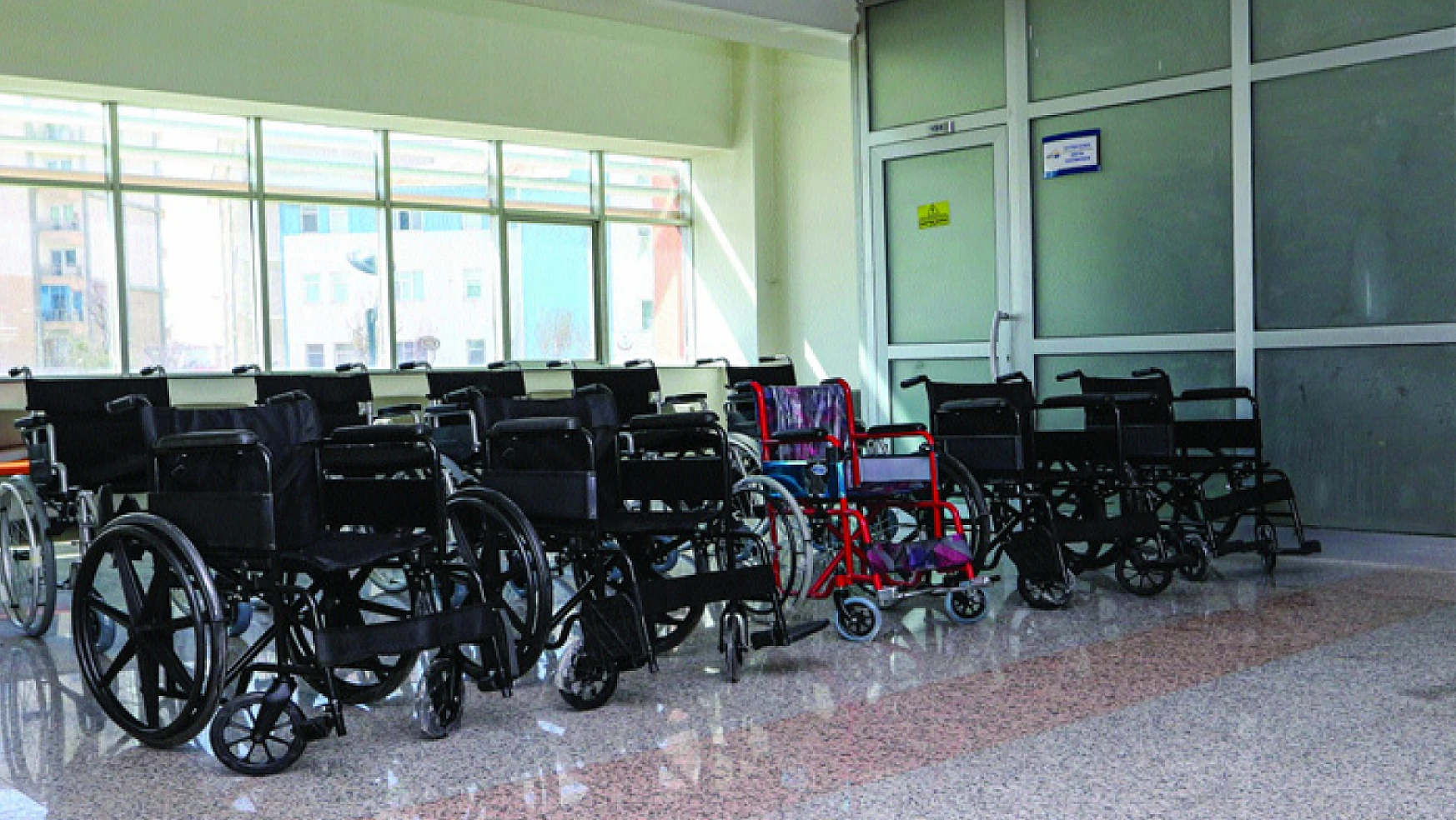 Büyükşehir'den engellilere tekerlekli sandalye desteği