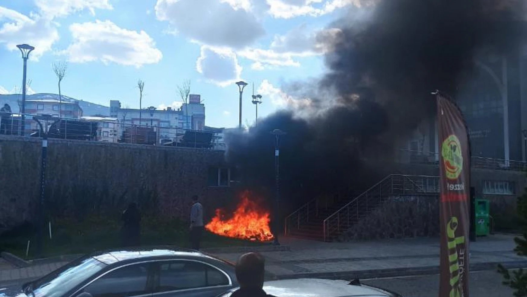 DEM Partili belediyeye tepki gösteren şahıs eşyalarını ateşe verdi