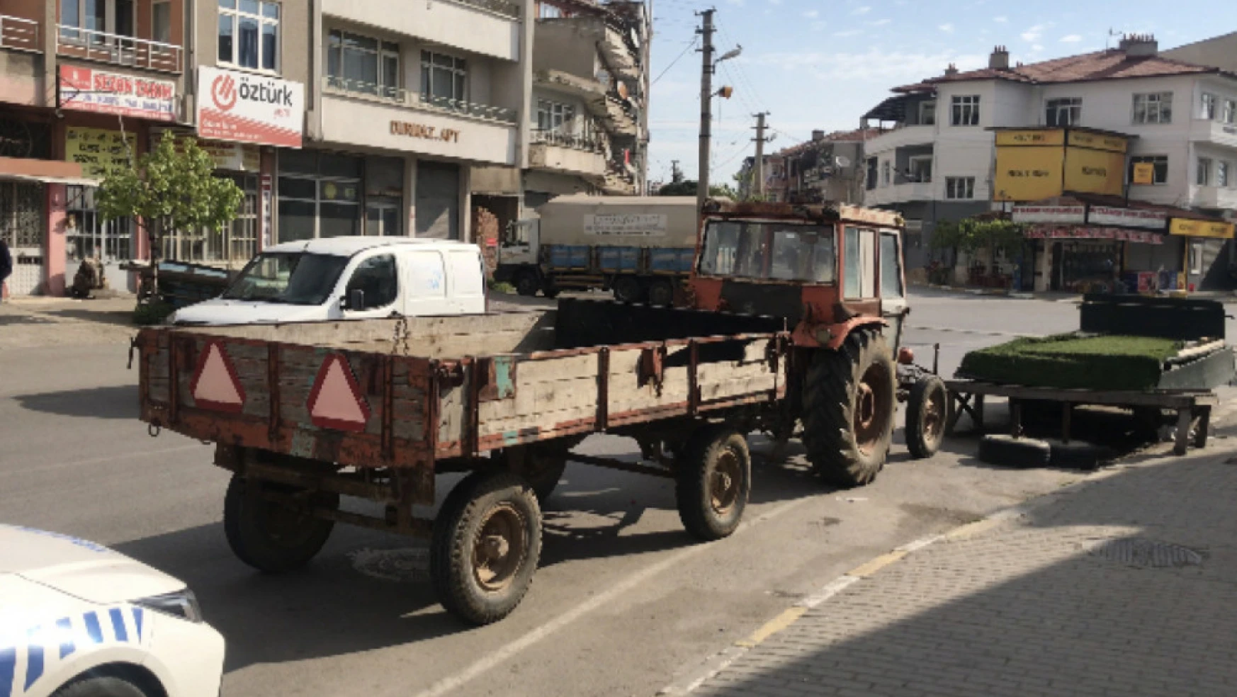 Ehliyetsiz traktör sürücüsü polisten kaçamadı