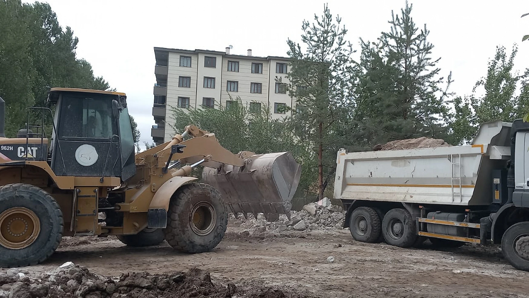 Erciş'te metruk binaların yıkımı sürüyor