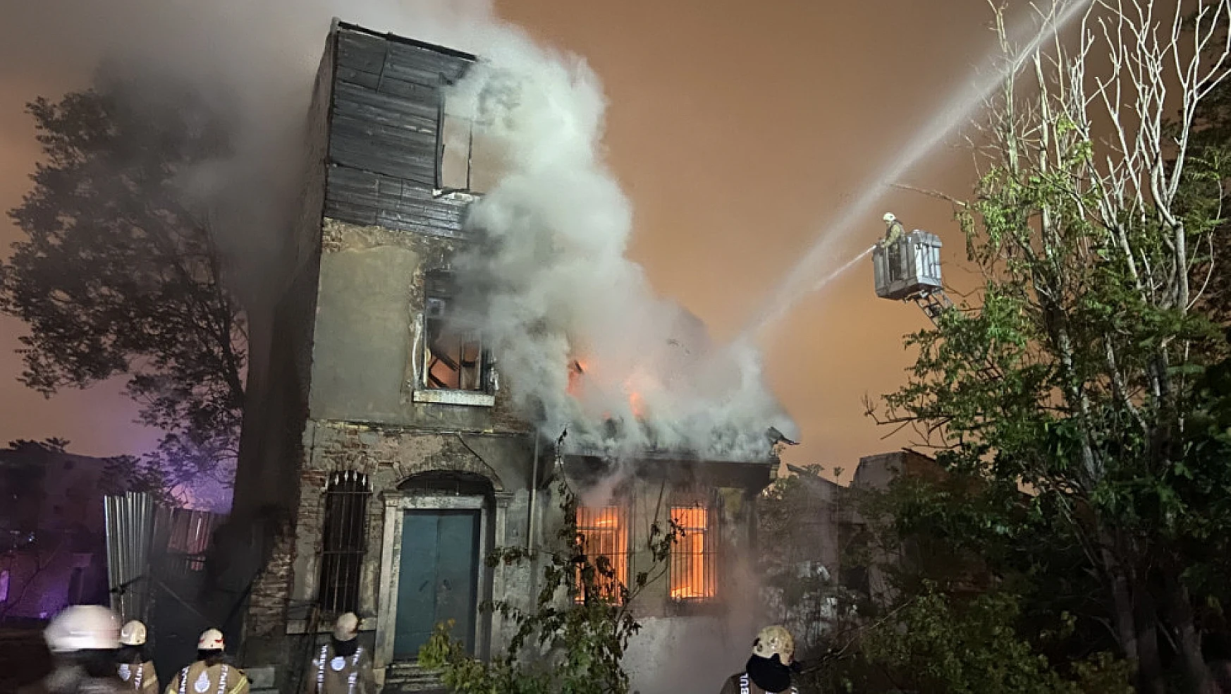 Evsizlerin yaşadığı 2 katlı metruk binada yangın