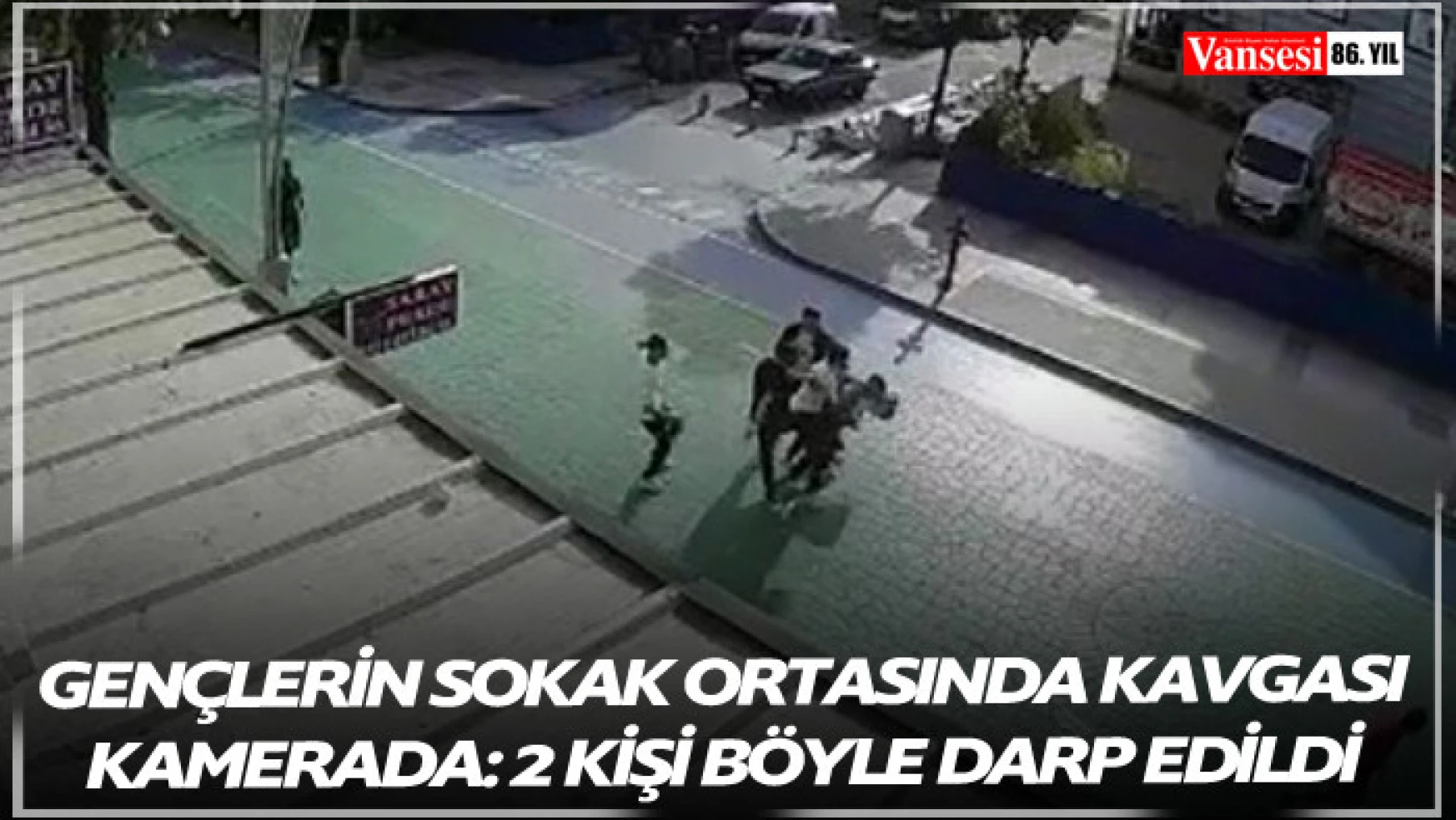 Gençlerin sokak ortasında kavgası kamerada: 2 kişi böyle darp edildi