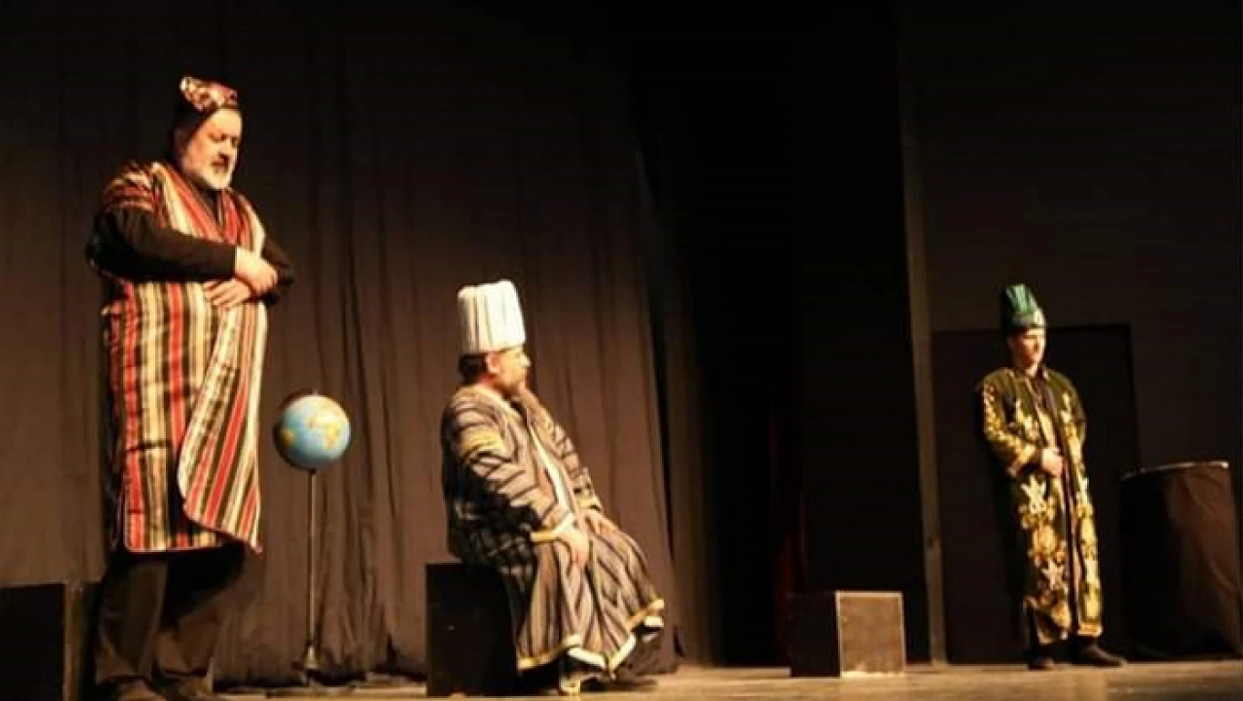 Güroymak'ta öğrenciler için tiyatro gösterisi