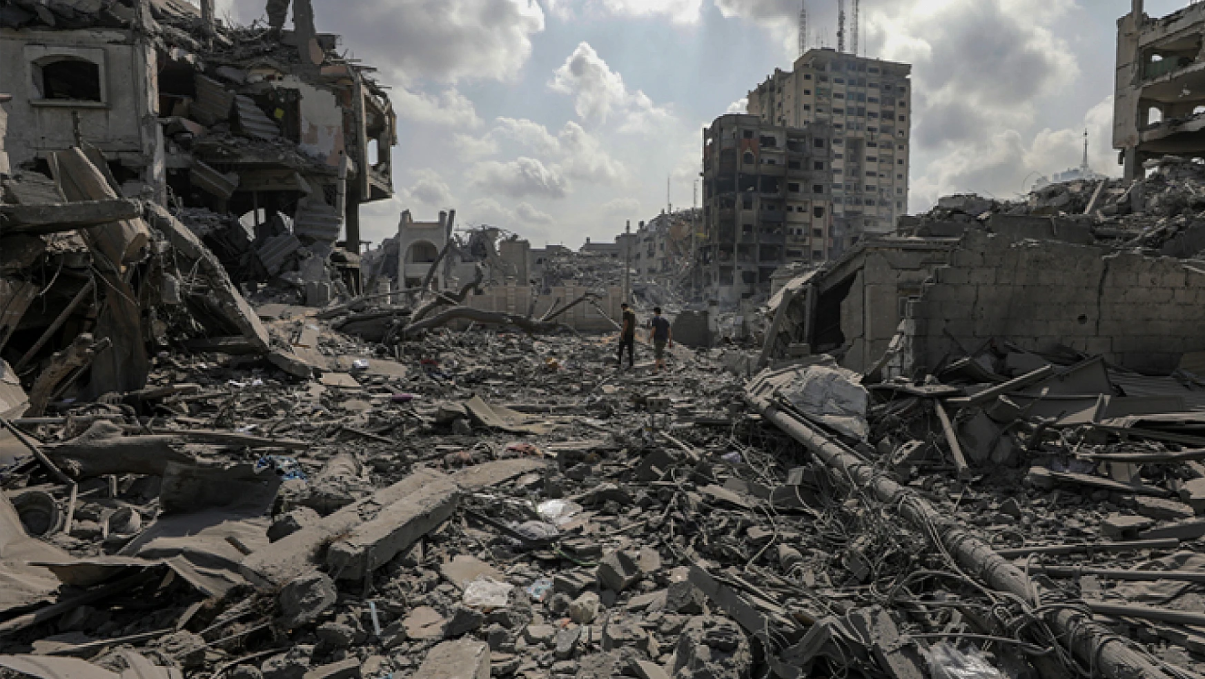 İsrail, sivillerin sığındığı evleri vurdu: 14 ölü