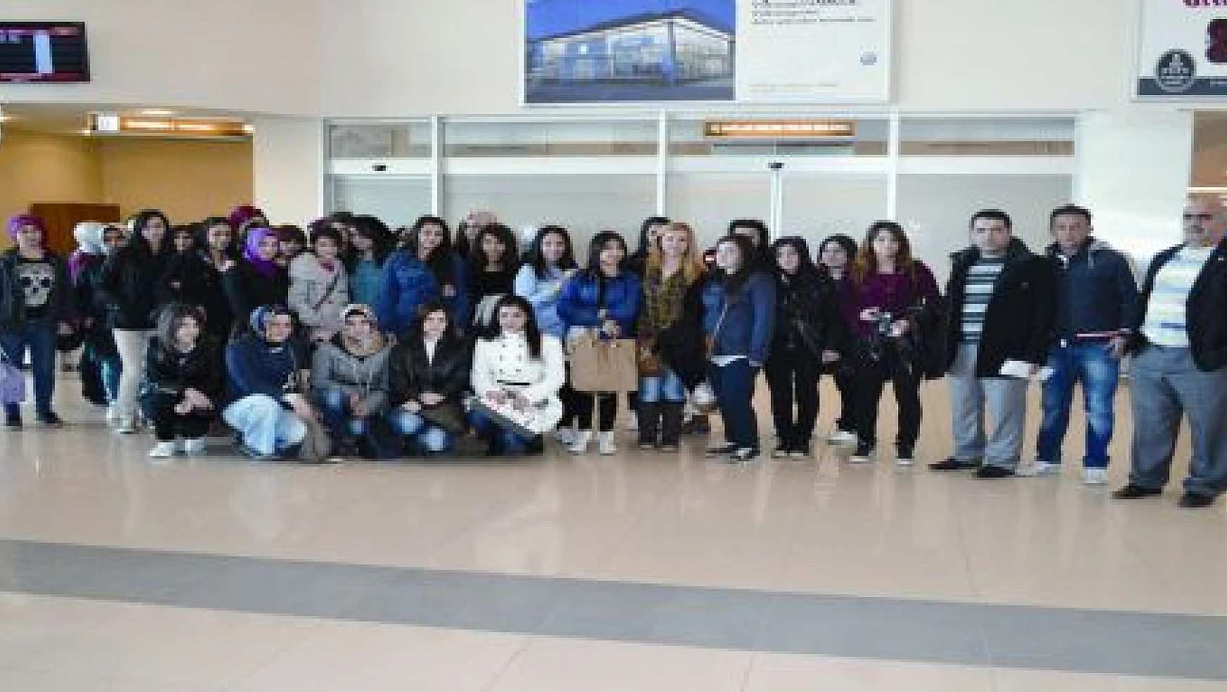 90 Öğrenci Antalya'ya kampa gönderildi