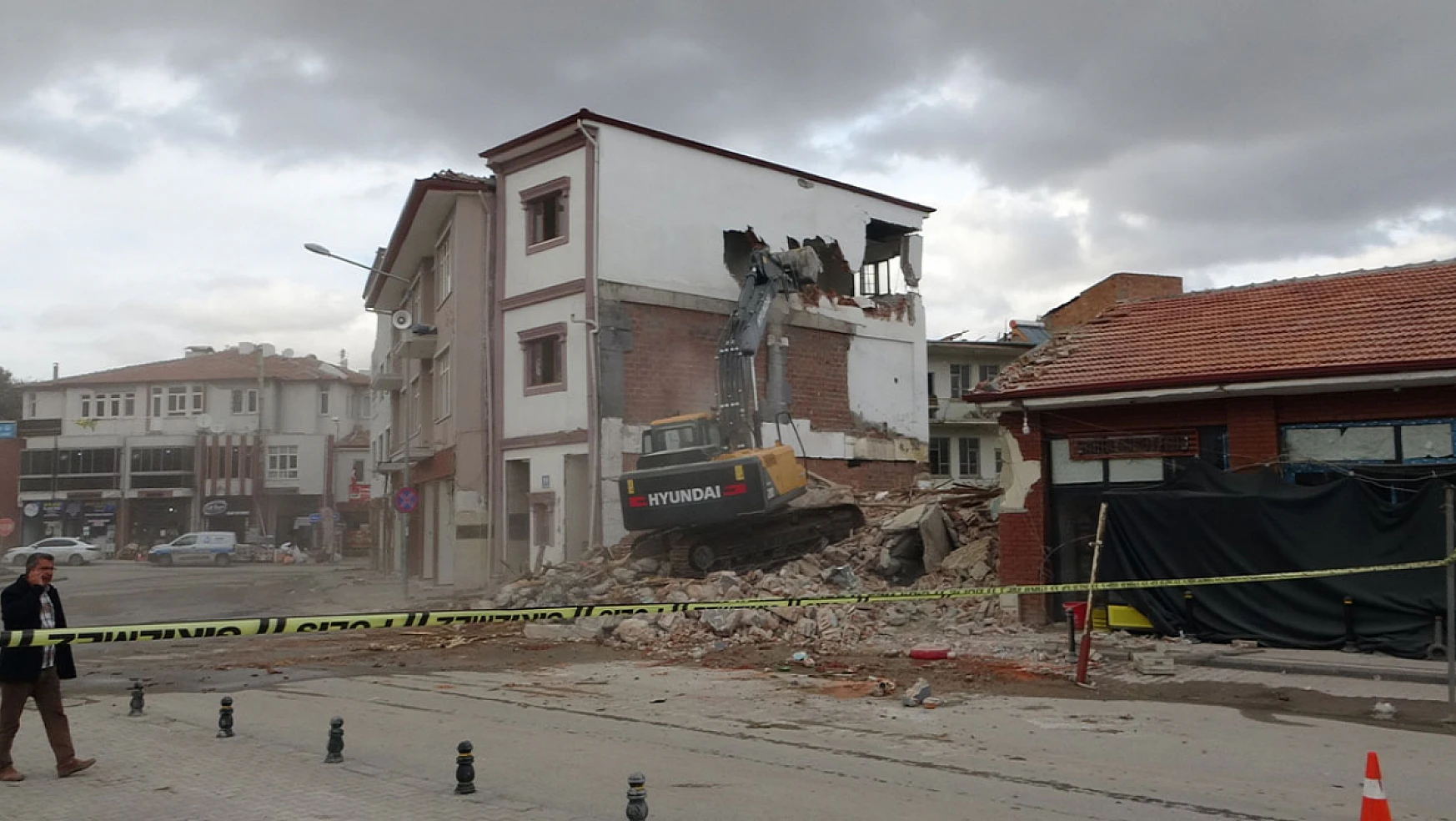 Malatya'da binaların yıkımı sürüyor