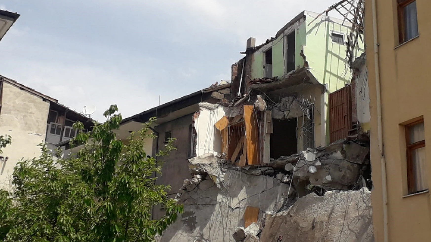 Malatya'da bir ağır hasarlı bina daha çöktü