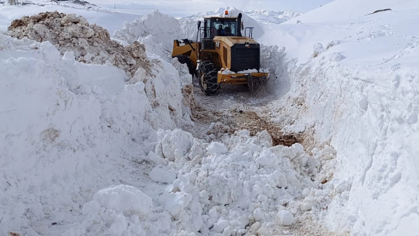 Muradiye'de karla mücadele çalışmaları sürüyor