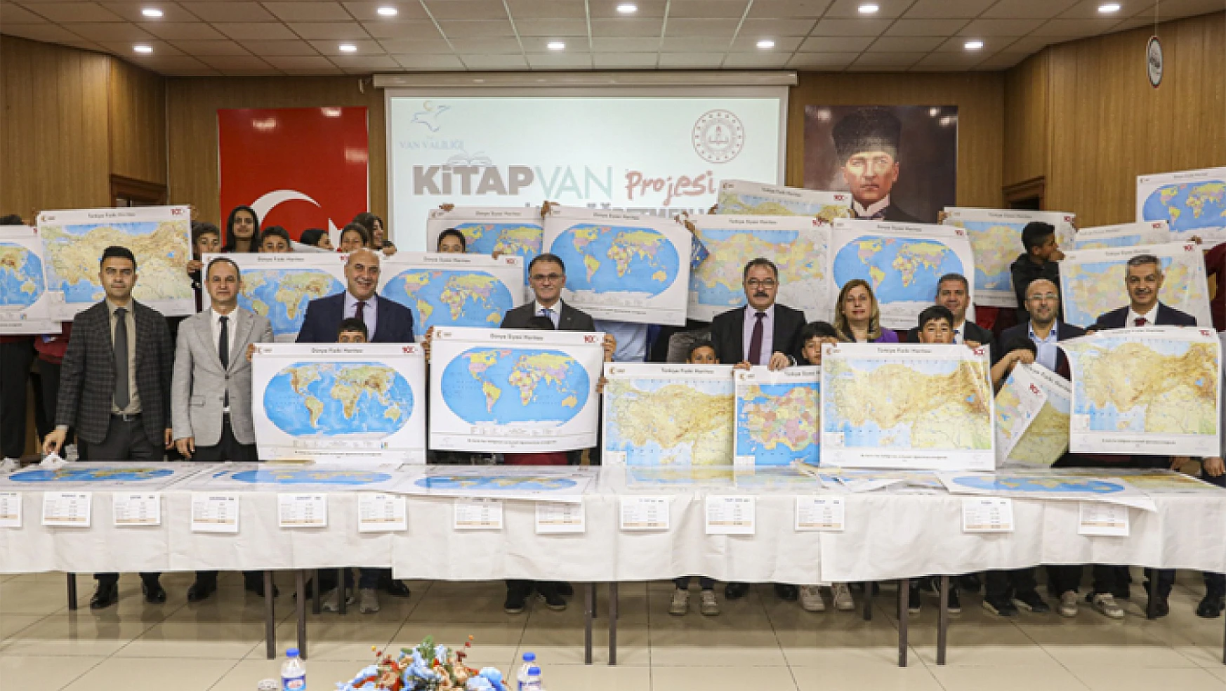 Öğrencilere Dünya ve Türkiye haritası