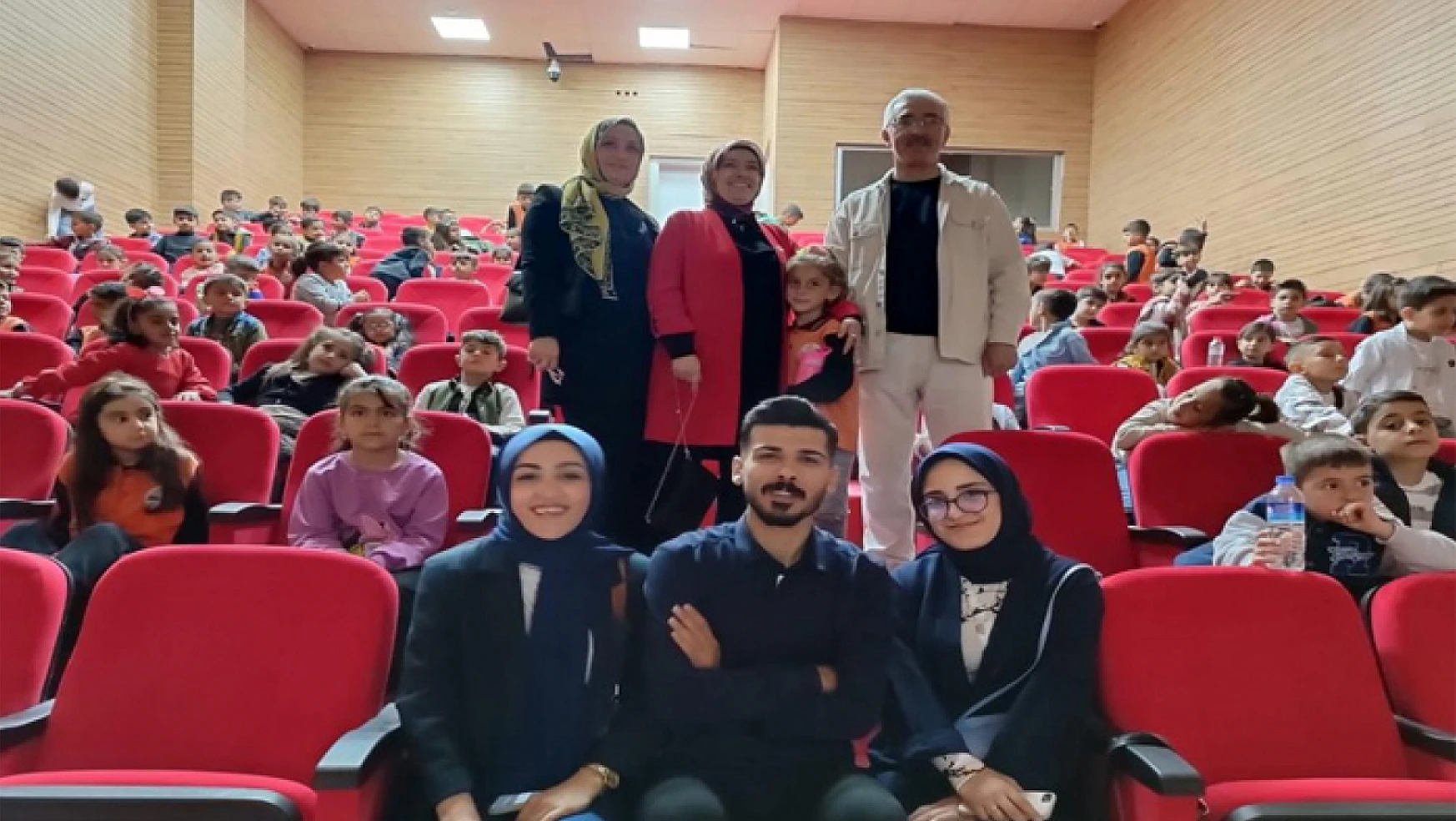 Özalp'ta minik öğrenciler sinemayla buluştu