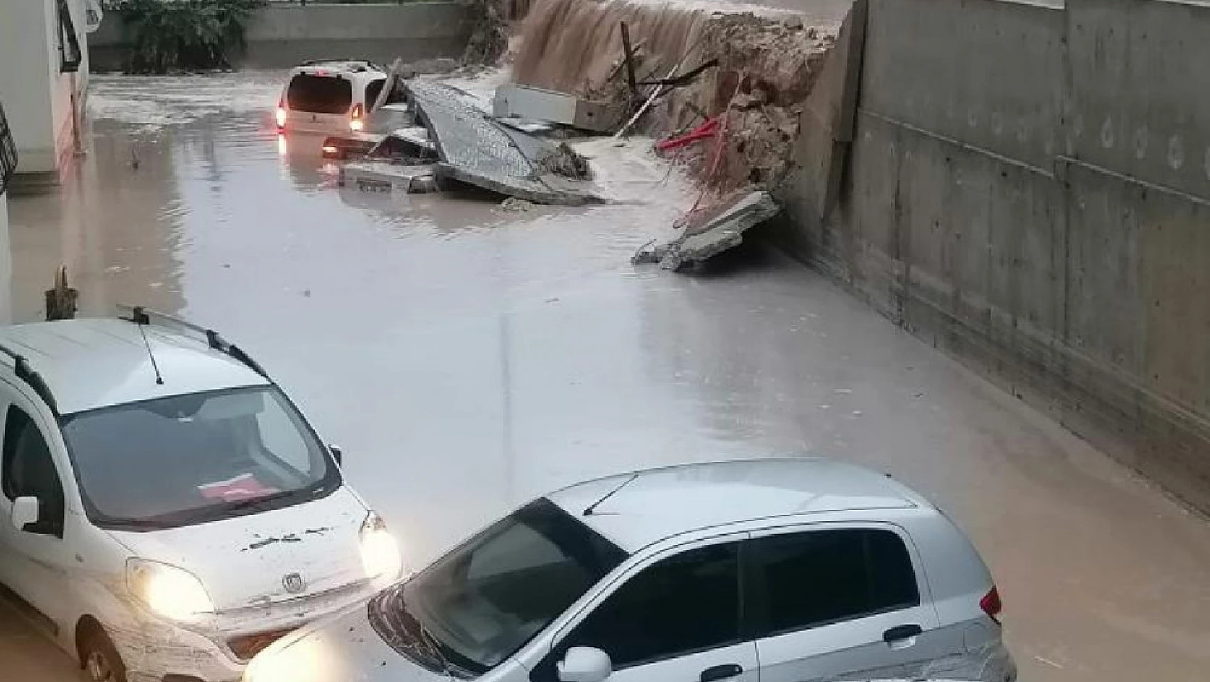 Şiddetli yağmurda onlarca araç sular içinde kaldı