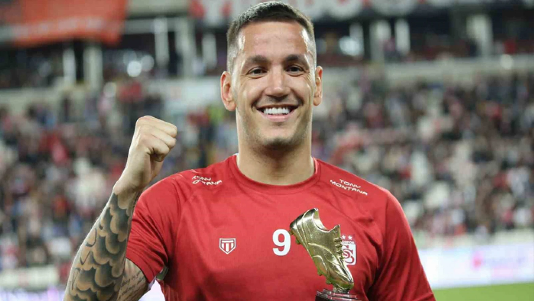 Sivasspor'un golcüsü Rey Manaj'a plaket