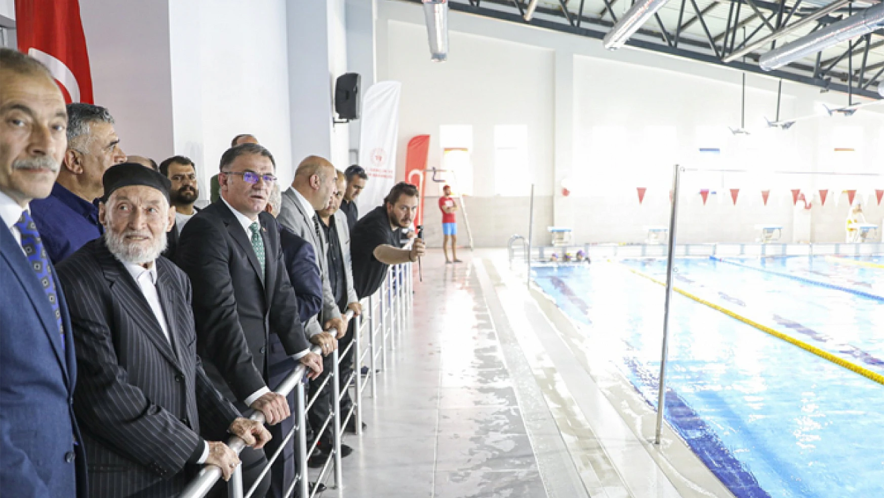 Spor salonu ve yüzme havuzu hizmete açıldı