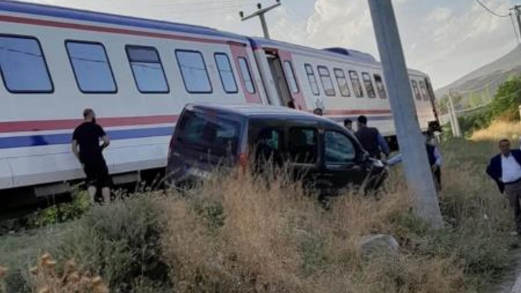 Tren hemzemin geçitte otomobile çarptı
