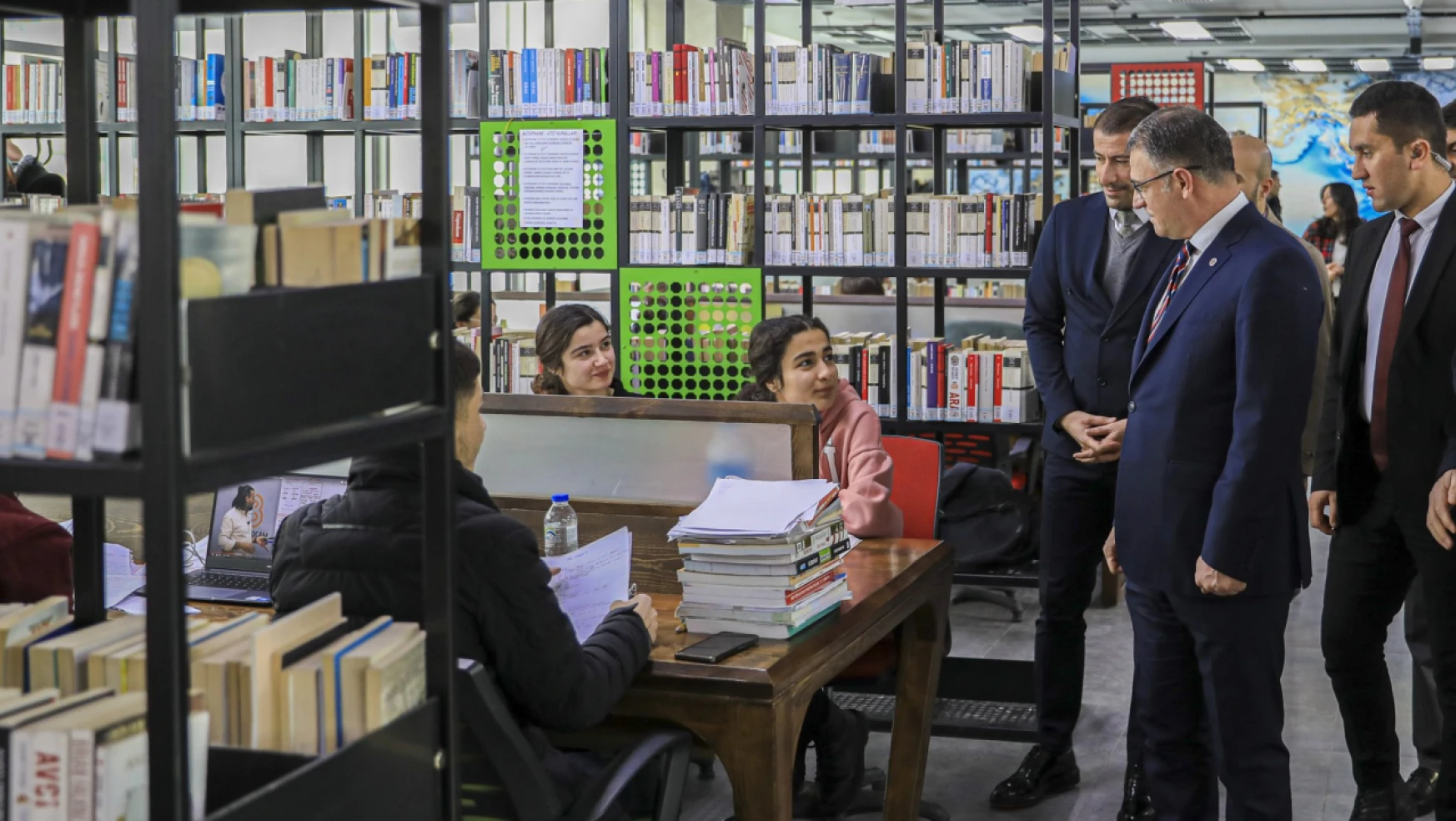 Vali Balcı'dan Kütüphane Ziyareti