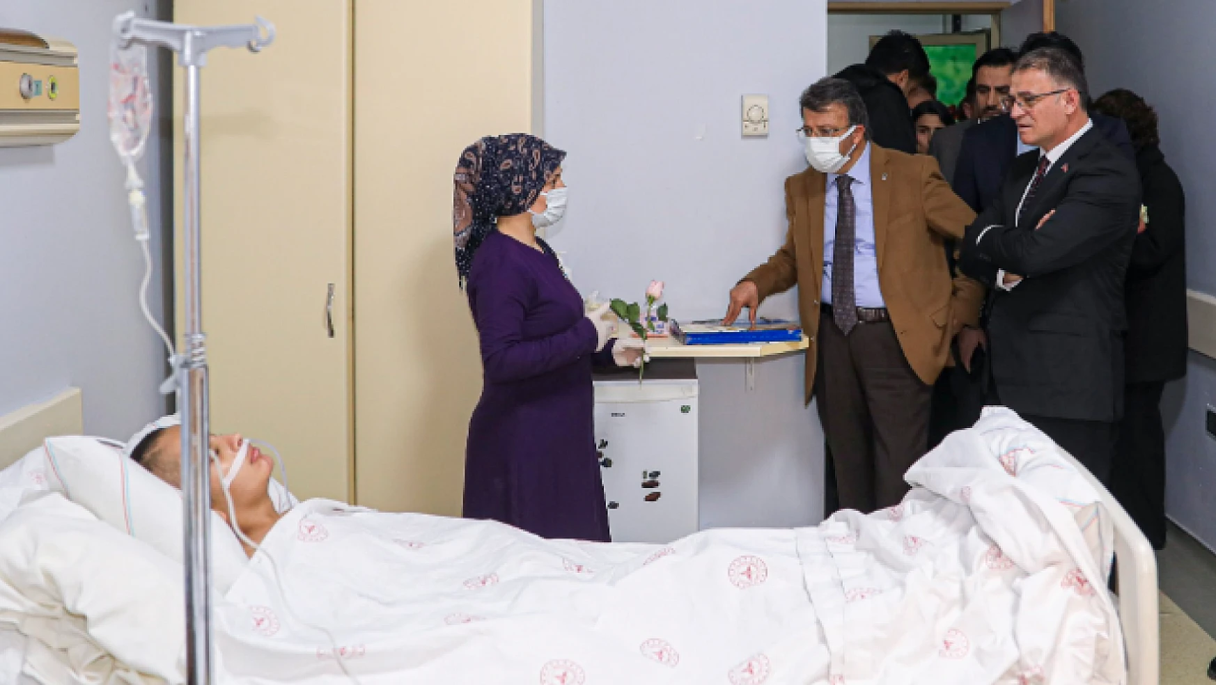 Vali Balcı ve Milletvekili Türkmenoğlu'ndan hastalara ziyaret