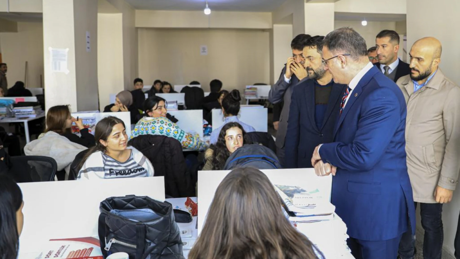 Vali Ozan Balcı'dan Etüt Merkezindeki Öğrencilere Ziyaret