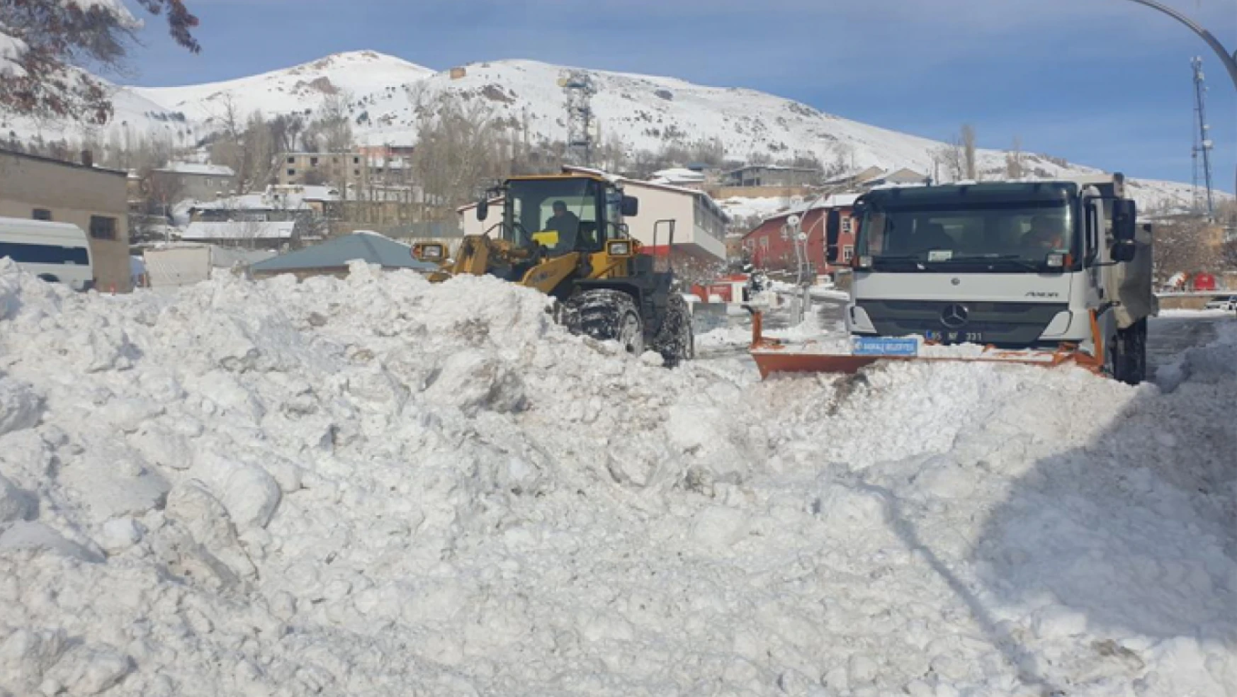 Van Başkale'de kamyonlarla kar taşınıyor