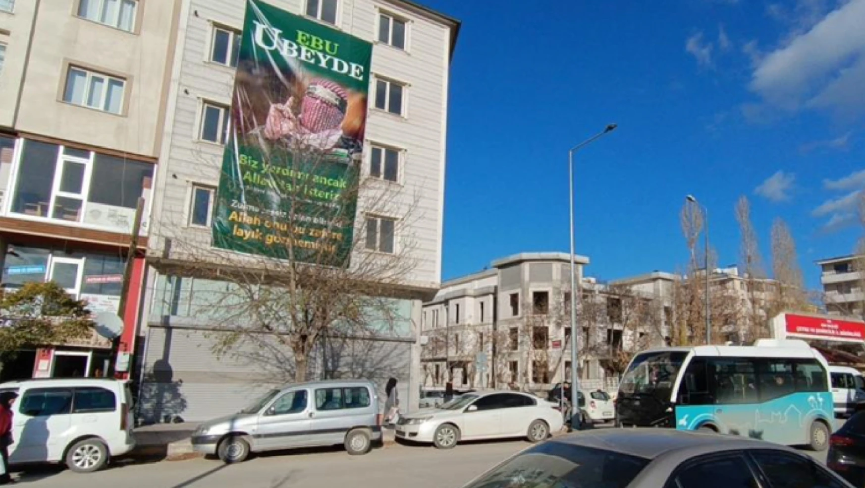 Van'da bir binaya Ebu Ubeyde'nin posteri asıldı