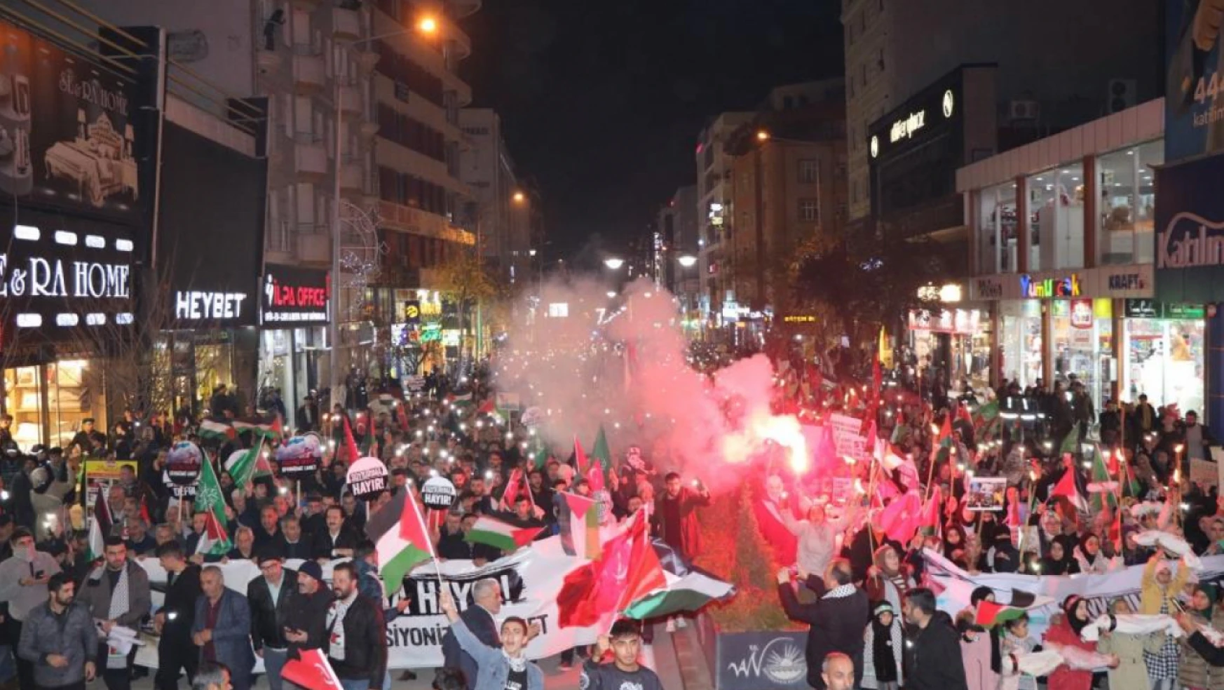 Van'da Gazze için meşaleli yürüyüş