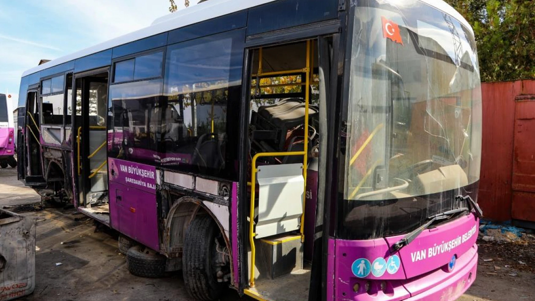Van'da hasarlı otobüsler hizmette