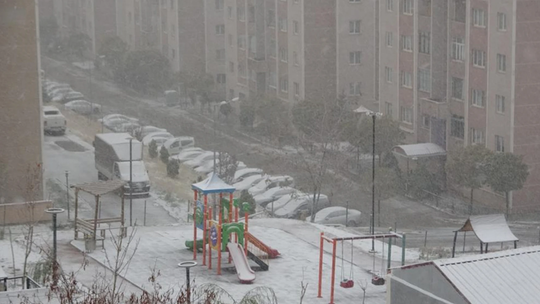 Van'da kar yağı! 142 yerleşim yeri ulaşıma kapandı