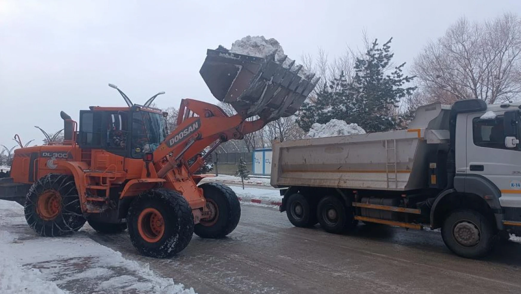 Van'da kar yığınları kamyonlarla taşınıyor